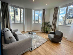 Bright newly renovated apt with AC